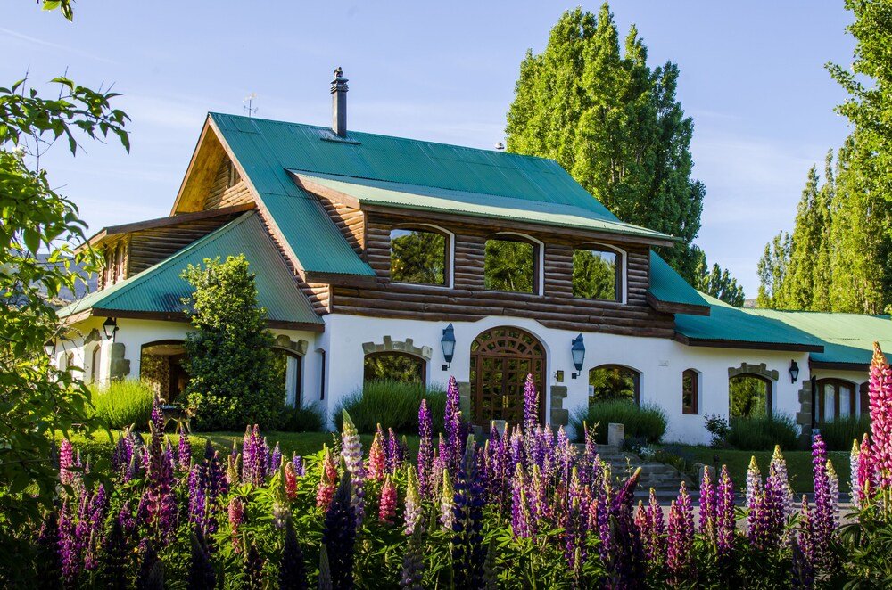 Log cabin with a green roof and arched windows